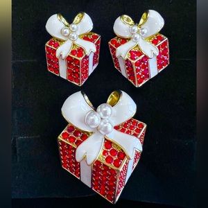 Heidi Daus 🆕 “Today is a Gift” pin & omega earrings (pierced)